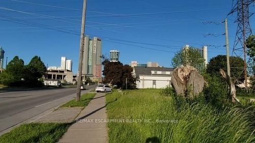 5668 Dunn St, Niagara Falls, ON, L2G2N7 | Card Image