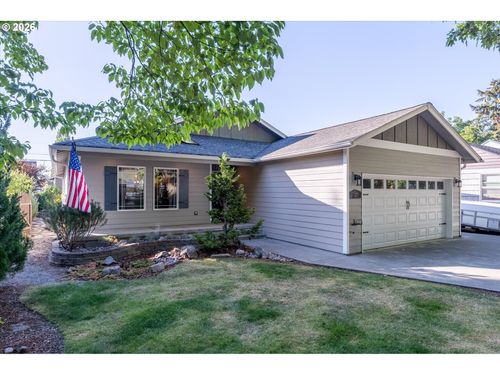 527 26th Ave, Longview, WA, 98632-1327 | Card Image