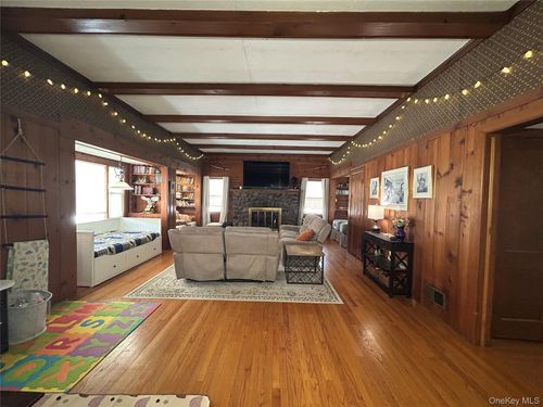 15 Walker Rd, Highland Fls, NY, 10928-4104 | Card Image