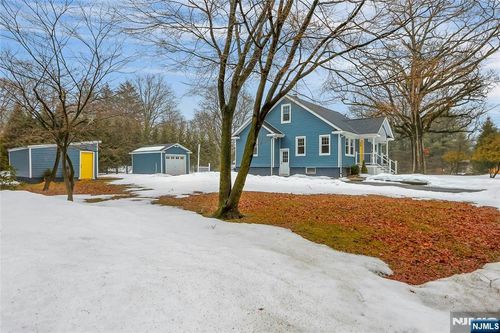 8 Edgewood Ave, Wyckoff, NJ, 07481-3422 | Card Image