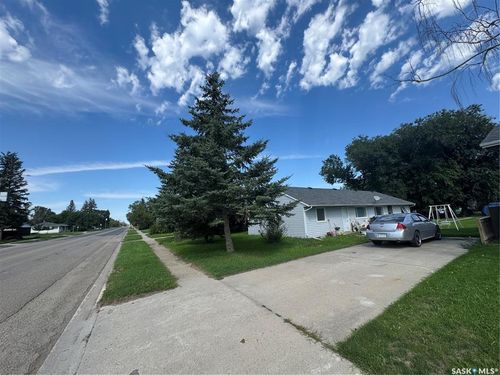 421 Mckenzie St, Outlook, SK, S0L2N0 | Card Image