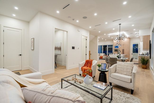 8386 14 Th Ave, Home with 5 bedrooms, 5 bathrooms and 3 parking in Burnaby BC | Image 7