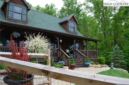 394 Hummingbird Ln, Elk Park, NC, 28622-9507 | Card Image