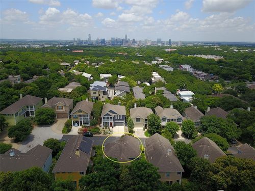 629 Twelve Oaks Ln, Austin, TX, 78704-6392 | Card Image