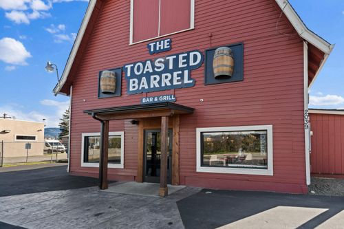 2039 Redwood Ave, Grants Pass, OR, 97527-6233 | Card Image