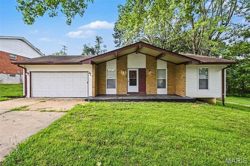 6692 Lesli Mari Ct, Florissant, MO, 63033-4818 | Card Image