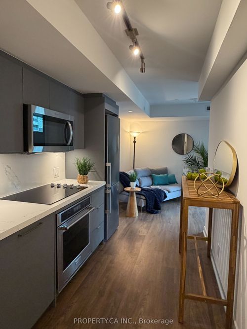 525-30 Tretti Way, North York, ON, M3H0E3 | Card Image