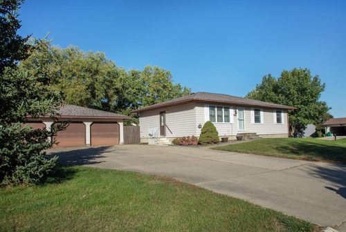 641 Amber Ln, Elk Run Heights, IA, 50707-1426 | Card Image