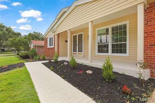 3950 Greengrass Dr, Florissant, MO, 63033-6639 | Card Image