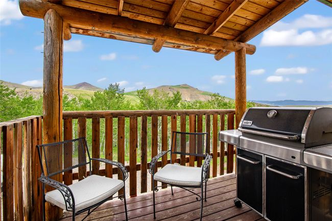 Deck with a mountain view | Image 8