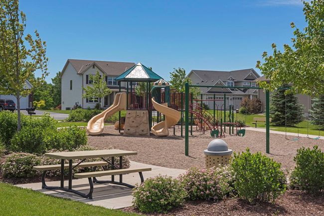 The neighborhood had 3 swimming pools, trails, and parks. | Image 23