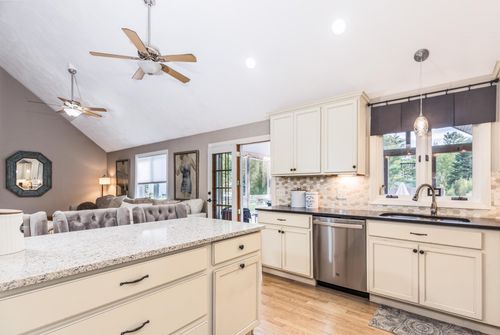 2 Barnes Dr, Stratham, NH, 03885-2458 | Card Image