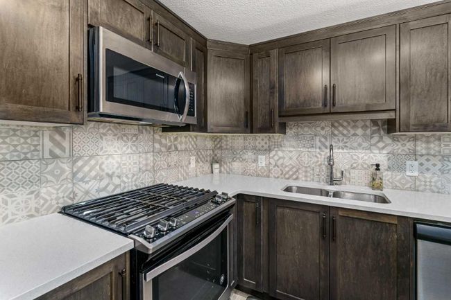 907 Cranbrook Walk Se, Home with 2 bedrooms, 1 bathrooms and 2 parking in Calgary AB | Image 9