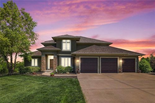 18670 W 248th St, Paola, KS, 66071-8305 | Card Image