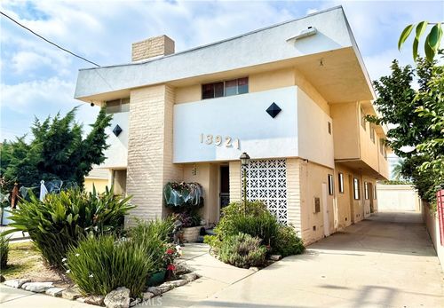 13921 Hawthorne Way, Hawthorne, CA, 90250-6969 | Card Image