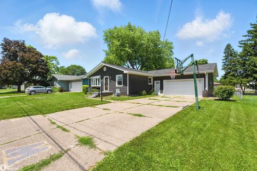 2113 Ridgewood Ave, Muscatine, IA, 52761-2556 | Card Image