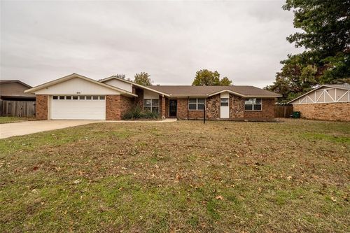 939 Tejas Drive, Burkburnett, TX, 76354 | Card Image