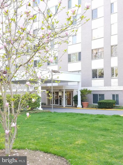 2-601-8315 N Brook Ln, BETHESDA, MD, 20814-2666 | Card Image