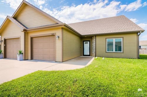 2621 T Dowling Ct, Manhattan, KS, 66502-8450 | Card Image