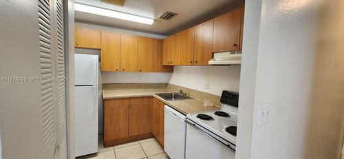 apt-209-437 Executive Center Dr, West Palm Beach, FL, 33401-2956 | Card Image