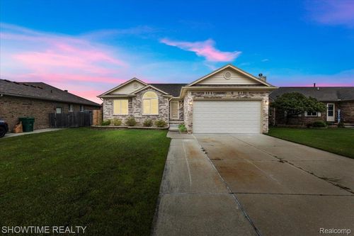 46132 Royal Dr, Chesterfield, MI, 48051-3252 | Card Image
