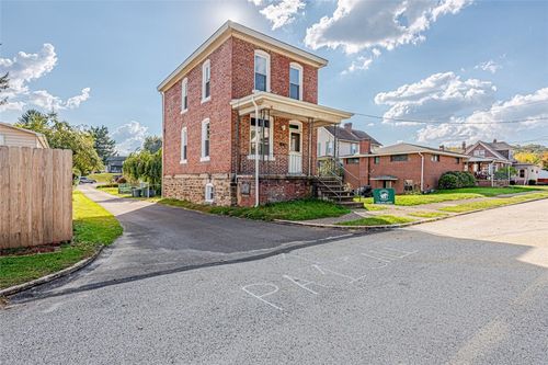 212 Penn St, Greensburg, PA, 15601-5531 | Card Image