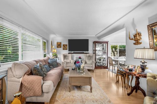 1052 Montroyal Blvd, North Vancouver, BC, V7R2H4 | Card Image