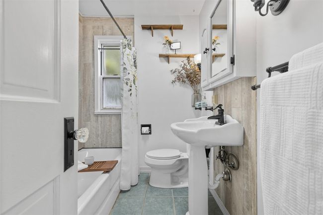 Main floor full bath. | Image 24