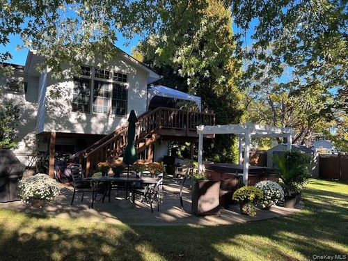 152 Keswick Dr, East Islip, NY, 11730-3508 | Card Image