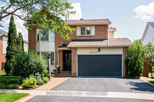 2067 Hunters Wood Dr, Burlington, ON, L7M2T1 | Card Image