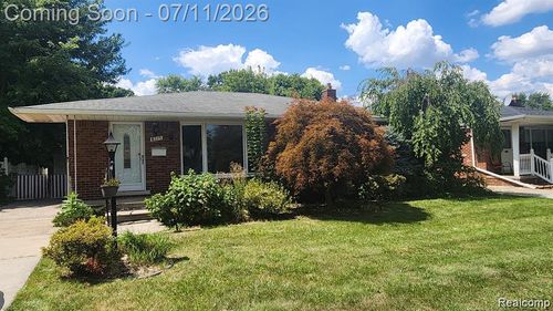 8315 Arnold St, Dearborn Heights, MI, 48127-1218 | Card Image
