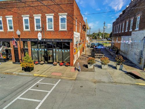 105 Broadway St, Cave City, KY, 42127-8842 | Card Image