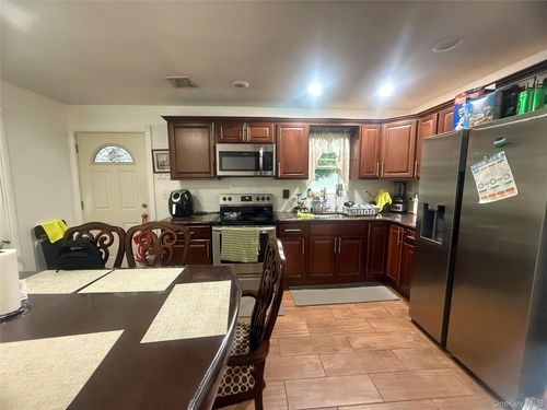 32 Bedford St, Copiague, NY, 11726-1323 | Card Image