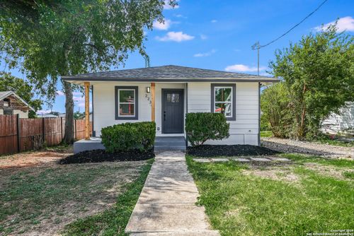 2230 E Crockett St, San Antonio, TX, 78202-3211 | Card Image