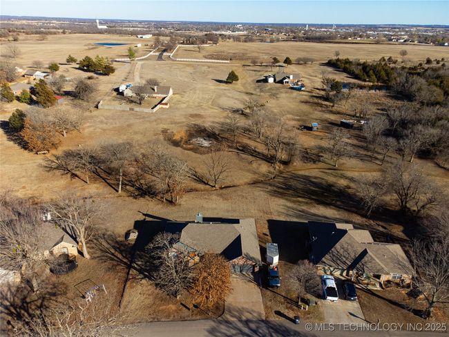 2018 Briarwood St, House other with 3 bedrooms, 2 bathrooms and null parking in Stroud OK | Image 12
