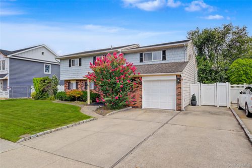 16 Hunt Pl, Bethpage, NY, 11714-6411 | Card Image