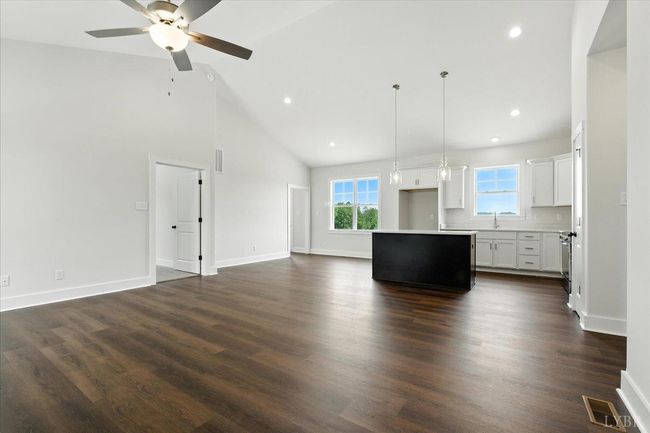 8666 Hat Creek Rd, House other with 3 bedrooms, 2 bathrooms and null parking in Brookneal VA | Image 6