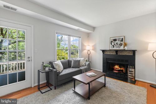 a-2811 S Woodrow St, ARLINGTON, VA, 22206-3324 | Card Image