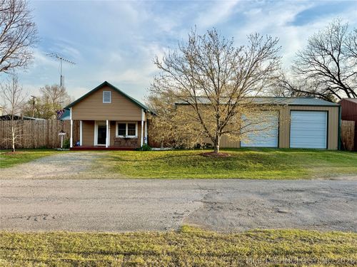 207 E Smith St, Henryetta, OK, 74437-3483 | Card Image