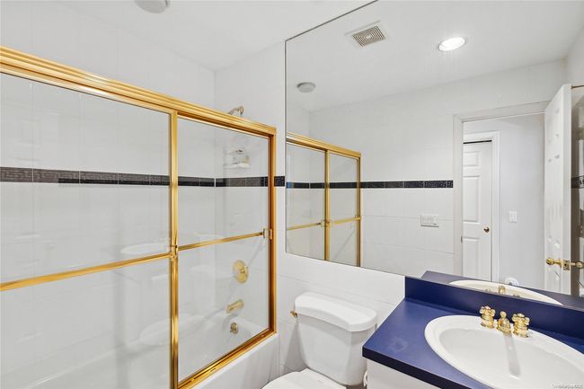 2nd Floor Bathroom | Image 15
