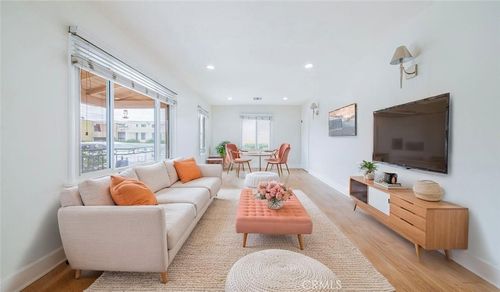 6443 Agnes Ave, North Hollywood, CA, 91606-3301 | Card Image