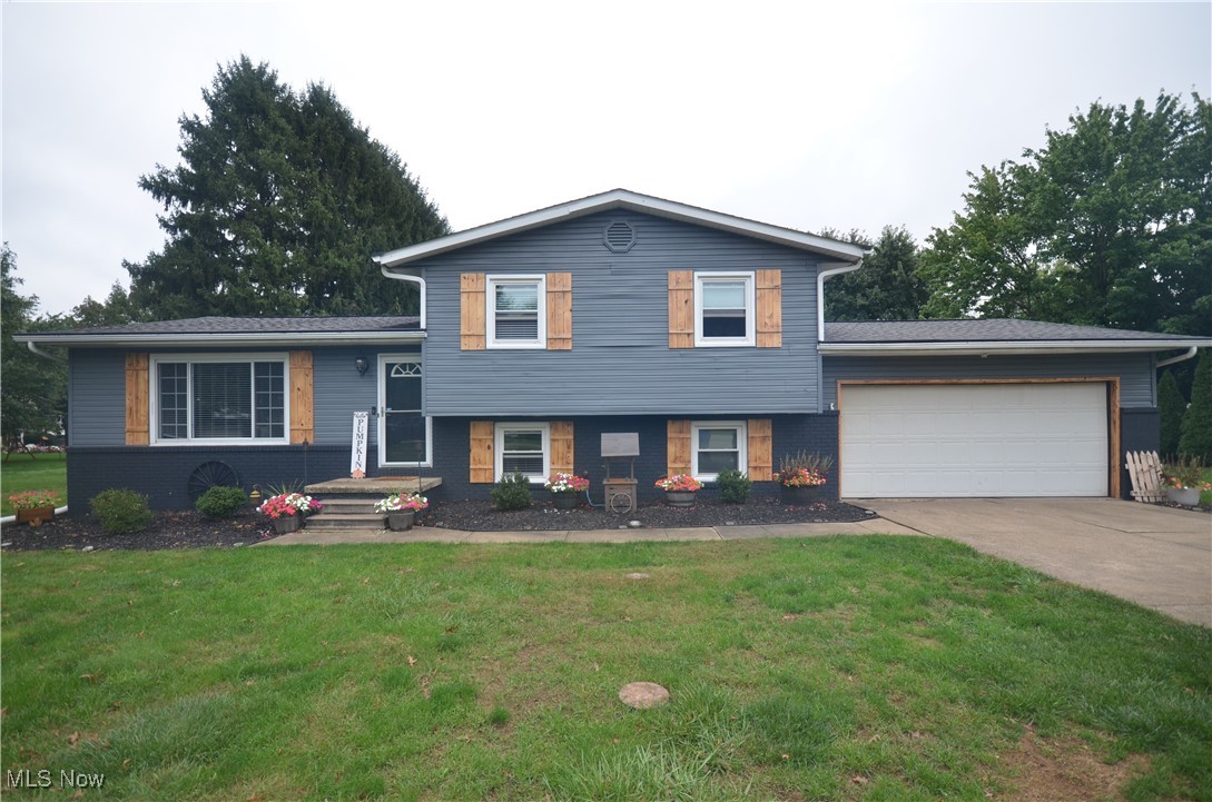 Peach Glen Ave, Uniontown, OH 44685