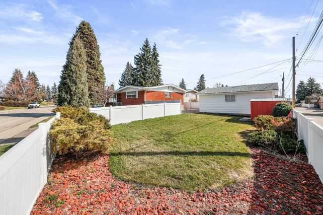 10404 8 Street Sw, Home with 3 bedrooms, 2 bathrooms and 6 parking in Calgary AB | Image 8