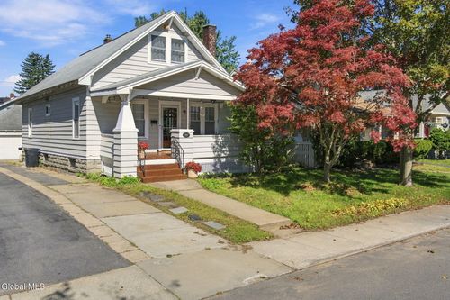 835 Pinewood Ave, Schenectady, NY, 12309-6200 | Card Image