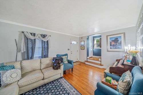 64 E Chester St, Valley Stream, NY, 11580-4211 | Card Image