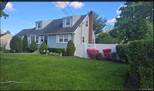 33 Hilliard Ave, Central Islip, NY, 11722-2214 | Card Image