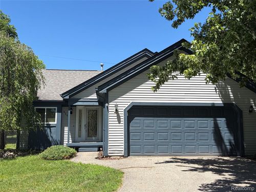 520 Springle Dr, Waterford, MI, 48327-2879 | Card Image