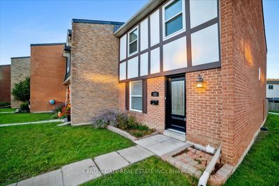 111 - 900 Central Park Dr, Condo with 3 bedrooms, 3 bathrooms and 1 parking in Brampton ON | Image 2