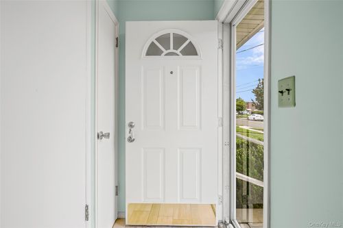 222 Clemens Rd, Mineola, NY, 11501-3203 | Card Image