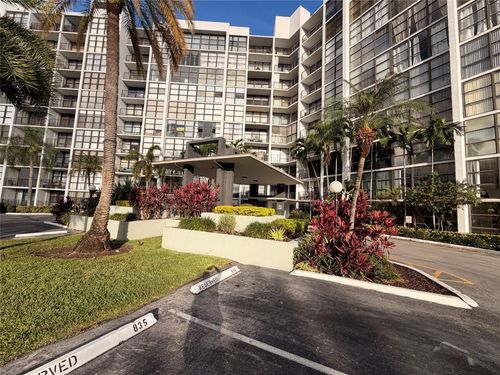 apt-103-800 Parkview Dr, Hallandale Beach, FL, 33009-2923 | Card Image